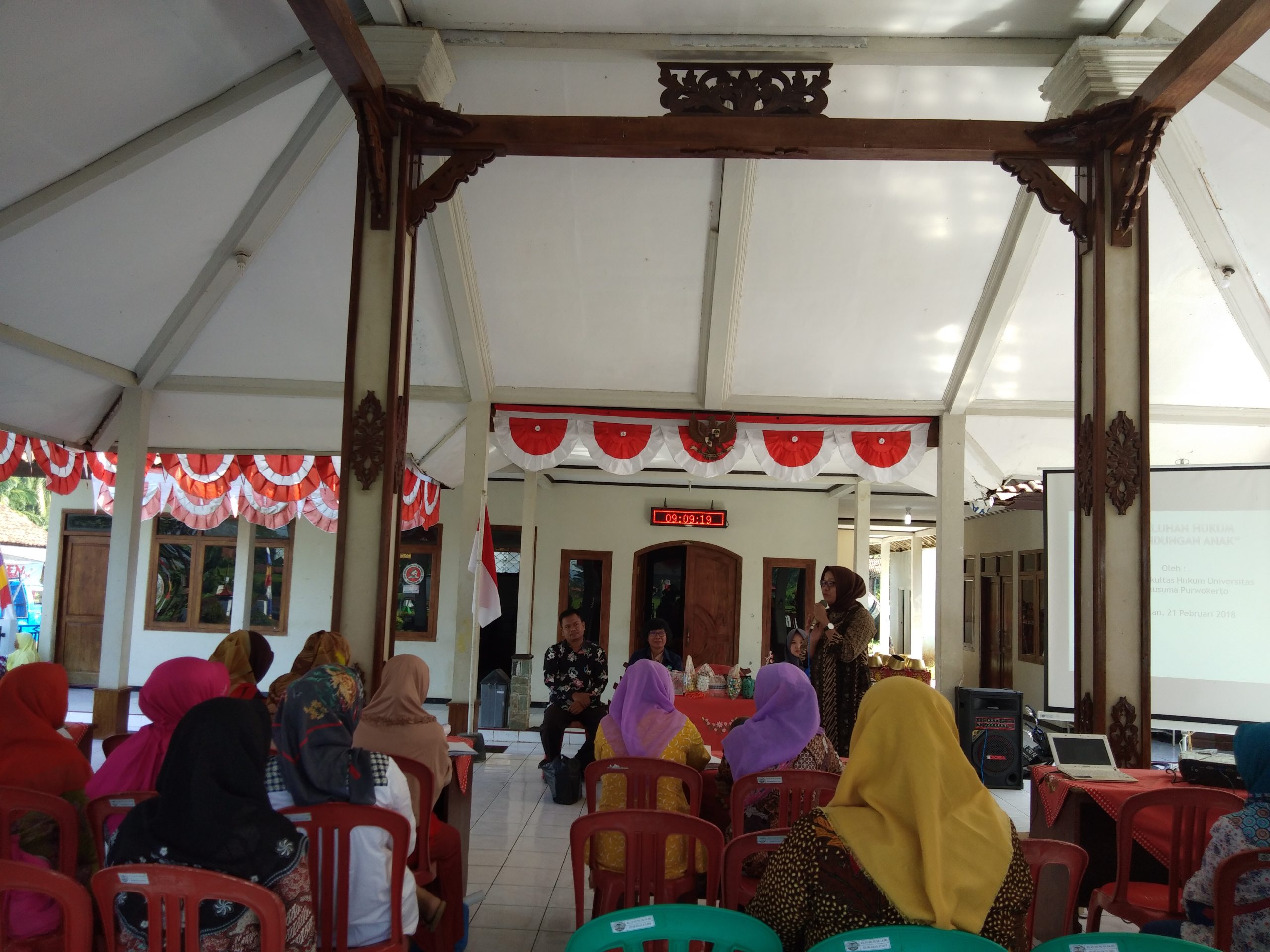 Penyuluhan Hukum Perlindungan Perempuan dan Anak Dosen Fakultas Hukum Unwiku di Lokasi KKN Desa Kalisari Kec. Cilongok Kab. Banyumas